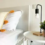 Apartment, 10 Mins Walk To 阿尔布费拉
