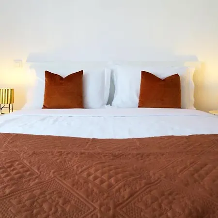 Apartment, 10 Mins Walk To *