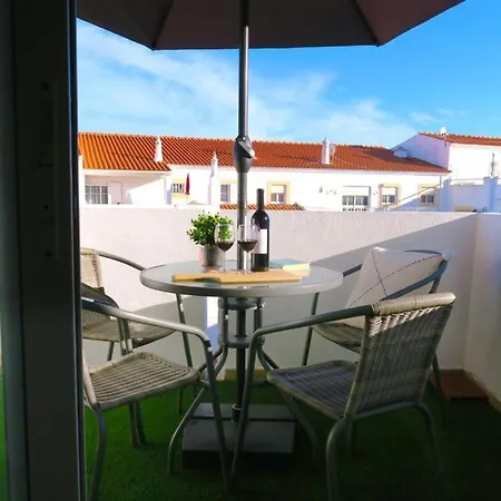 Apartment, 10 Mins Walk To Lägenhet Albufeira