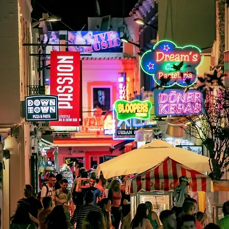 Apartment, 10 Mins Walk To Appartamento