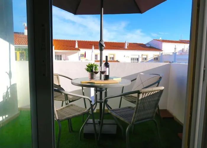 Apartment, 10 Mins Walk To Lägenhet Albufeira